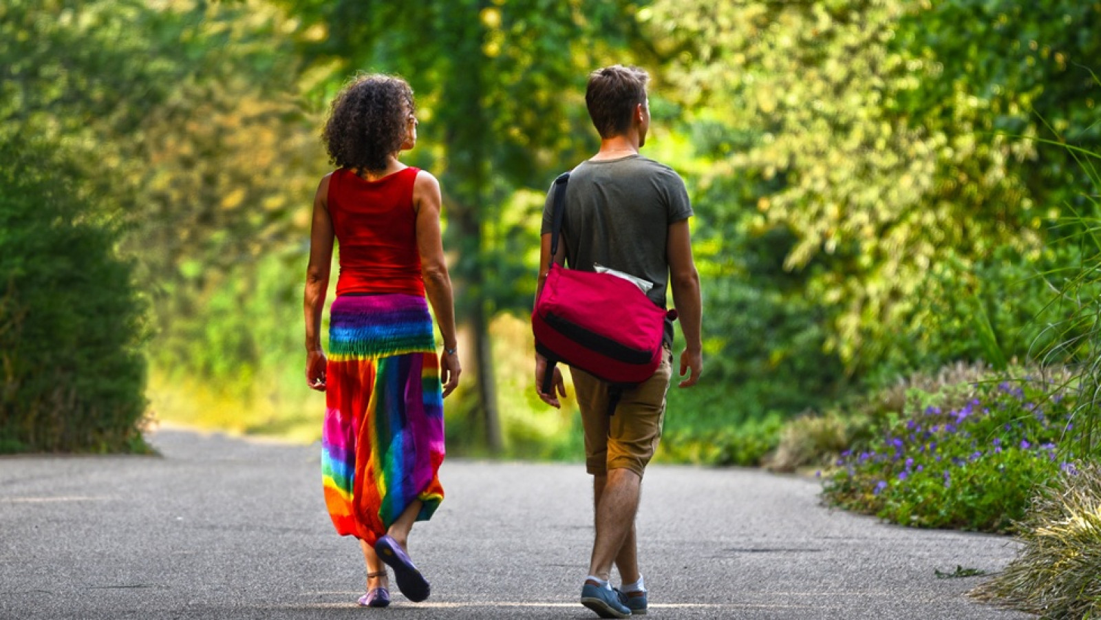 From walking to dwelling: extending visitor time in green spaces